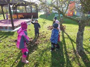 Uklízíme listí na zahrádce